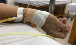 Cát Phượng tiết lộ cô nhập viện sau khi tắm đêm vì bị trúng gió, trúng nước dẫn đến sốt cao.