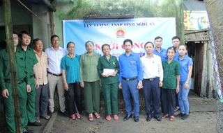 Anh Dương Hoàng Vũ trao số tiền hỗ trợ cho cựu TNXP Phạm Thị Việt.