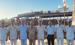 Lãnh đạo Hội truyền thống đường HCM trên biển VN đoàn tàu Không số chụp hình với Nguyên Phó Thủ Tướng Trương Vĩnh Trọng và ông Nguyễn Trúc Sơn-Phó Chủ Tịch Tỉnh Bến Tre tại TP Bến Tre.