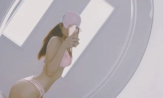 Trước trận gặp Malaysia, bạn gái Lâm Tây tung ảnh bikini cực ‘nóng’