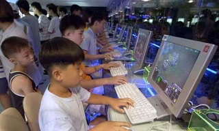 Người trẻ Hàn đau đầu 'vật lộn' với chứng nghiện game, smartphone