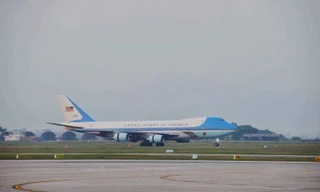 16h56 chiều 11/11, chuyên cơ chở Tổng thống Hợp chủng quốc Hoa Kỳ Donald Trump đã hạ cánh xuống sân bay quốc tế Nội Bài, Hà Nội. 