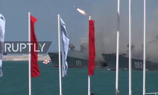 Chiến hạm Nga khoe sức mạnh trong Ngày Hải quân