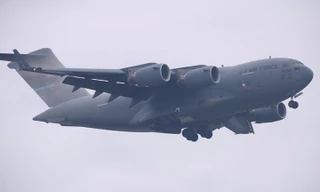 Một tiếng đồng hồ, 3 ‘ngựa thồ’ C-17 Mỹ hạ cánh xuống Đà Nẵng