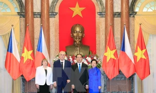 Chủ tịch nước Trần Đại Quang và Phu nhân chụp ảnh chung với Tổng thống Milos Zeman và Phu nhân tại Lễ đón. (Ảnh: Nhan Sáng/TTXVN)