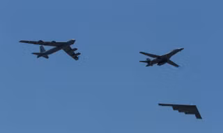 Bộ ba máy bay ném bom Mỹ đồng loạt xuất hiện ở châu Âu