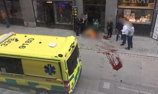 [ẢNH] Xe tải lao vào đám đông ở Stockholm, nhiều người thương vong