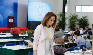 'Bóng hồng' bận rộn ở Trung tâm báo chí APEC