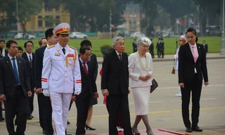 Nhà vua và Hoàng hậu Nhật Bản đến viếng Lăng Chủ tịch Hồ Chí Minh sáng 1/3.