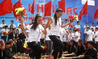 Điệu nhảy sạp hút bước chân Việt kiều trẻ