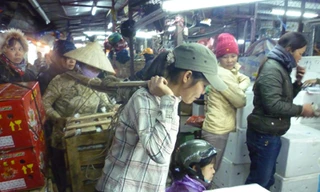 Mưu sinh tại chợ Long Biên