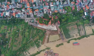 Hà Nội: Kiên quyết xử lý 'công trường' vi phạm hành lang thoát lũ sông Hồng