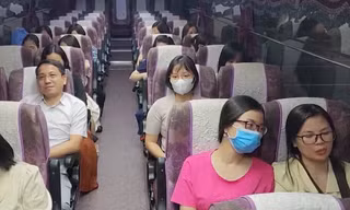 Ninh Bình mới: Trên chuyến xe đón hàng trăm cán bộ về Hoa Lư làm việc