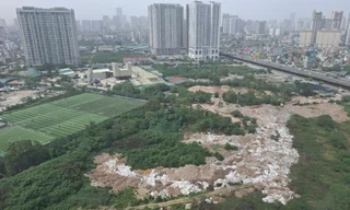 Cận cảnh 'núi rác' bốc mùi hôi thối giữa Thủ đô, người dân lãnh đủ