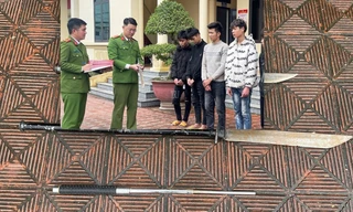 Công an triệu tập nhóm vác đao kiếm diễu phố, đánh người