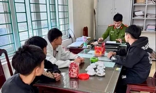 Triệu tập nhóm đối tượng dùng kiếm chặt biển số xe máy của người dân