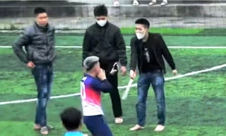 Vụ cầm kiếm bắt 'tình địch' quỳ tại sân bóng, có thể bị phạt tù