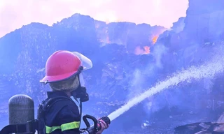 Cháy xuyên đêm, thiêu rụi hàng trăm tấn giấy tại một nhà máy ở Ninh Bình 