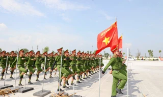 Chiến sĩ công an đẫm mồ hôi trên thao trường chuẩn bị nhiệm vụ A80