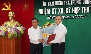 Ông Trần Cẩm Tú trao quyết định và chúc mừng đồng chí Trần Tiến Hưng 