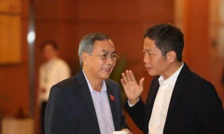 Các đại biểu trao đổi bên hành lang Quốc hội. Ảnh Như Ý