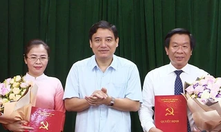 Bí thư Tỉnh ủy Nghệ An Nguyễn Đắc Vinh trao quyết định chuẩn y nhân sự