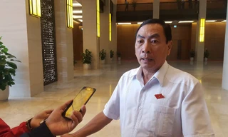 ĐBQH Phạm Văn Hòa trao đổi với PV sáng 24/10. Ảnh LD