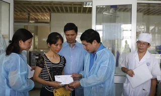 Chủ tịch Tổng LĐLĐ Việt Nam Bùi Văn Cường đã đến bệnh viện thăm hỏi nạn nhân. Ảnh Như Ý