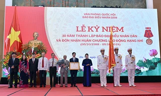 Chủ tịch Quốc hội Nguyễn Thị Kim Ngân đã trao tặng Huân chương Lao động hạng Nhì cho Báo Đại biểu Nhân dân. Ảnh QK