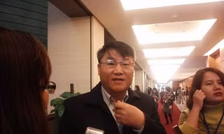 Ông Nguyễn Văn Tiên trao đổi với báo chí. Ảnh LD