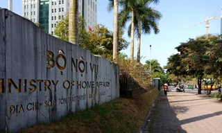 Bộ Nội vụ vẫn đang "nợ" câu trả lời vụ phát ngôn đúng quy trình. Ảnh LD