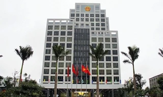 Cử tri hỏi, Bộ Nội vụ trả lời...lạc đề