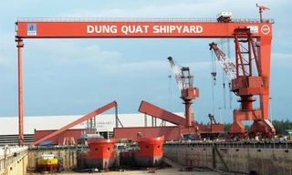 Trong 12 dự án đắp chiếu, có 6 nhà máy đang vận hành nhưng bị thua lỗ, gồm 4 nhà máy sản xuất phân bón và nhà máy đóng tàu Dung Quất, nhà máy thép Việt Trung. Ảnh: Lao Động