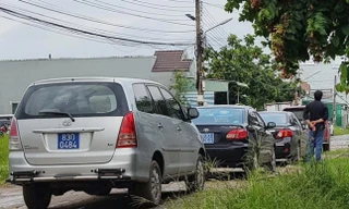 Nhiều xe biển xanh xuất hiện tại đám cưới của con trai bà Hồ Thị Cẩm Đào. Ảnh NLĐ