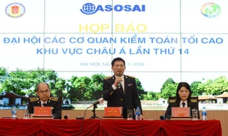 Tổng Kiểm toán Nhà nước Hồ Đức Phớc trao đổi với PV