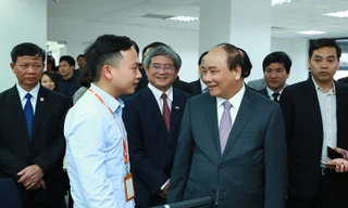 Thủ tướng trò chuyện với nhân viên Công ty FPT Software. Ảnh: CP