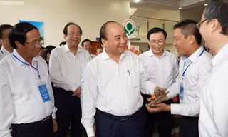 Thủ tướng trò chuyện với các đại biểu dự hội nghị. Ảnh QH