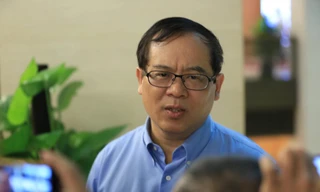 Đại biểu Quốc hội Nguyễn Quốc Hưng trao đổi bên lề kỳ họp sáng 13/6. Ảnh Như Ý