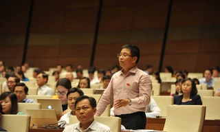 ĐBQH Nguyễn Văn Thắng tranh luận. Ảnh Như Ý