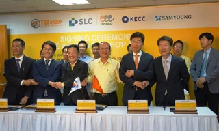 Lãnh đạo Tập đoàn T&T trao biên bản hợp tác cho lãnh đạo Tập đoàn SLC