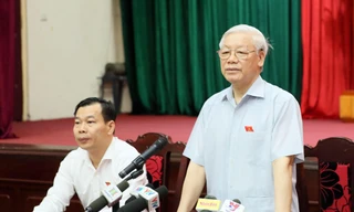 Tổng Bí thư Nguyễn Phú Trọng cùng các ĐBQH đoàn Hà Nội đi tiếp xúc cử tri tại UBND quận Thanh Xuân, Hà Nội. Ảnh Như Ý