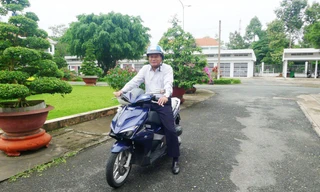 Ông Nguyễn Văn Dương - Chủ tịch UBND tỉnh Đồng Tháp tự đi xe máy đến nhiệm sở. Ảnh: Dân Trí