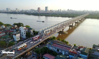 "Đi từ Long Biên sang bên này, nhìn hai bờ sông như 2 đống rác"