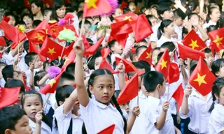 Có vì học sinh không khi các em phải ngồi 'đội nắng' trong ngày khai giảng?