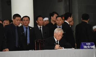 Tổng bí thư Nguyễn Phú Trọng ghi sổ tang