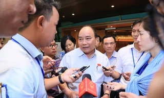 Thủ tướng trả lời báo chí bên lề kỳ họp sáng nay 7/6. Ảnh Như Ý