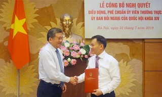 Chủ nhiệm Uỷ ban Đối ngoại trao quyết định cho ông Đôn Tuấn Phong