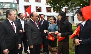 Thủ tướng trò chuyện với sinh viên. Ảnh CP