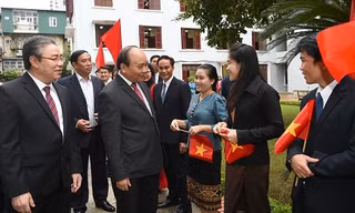 Thủ tướng trò chuyện với sinh viên. Ảnh CP