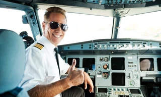 Giải mã vì sao phi công phải đeo kính râm khi bay?